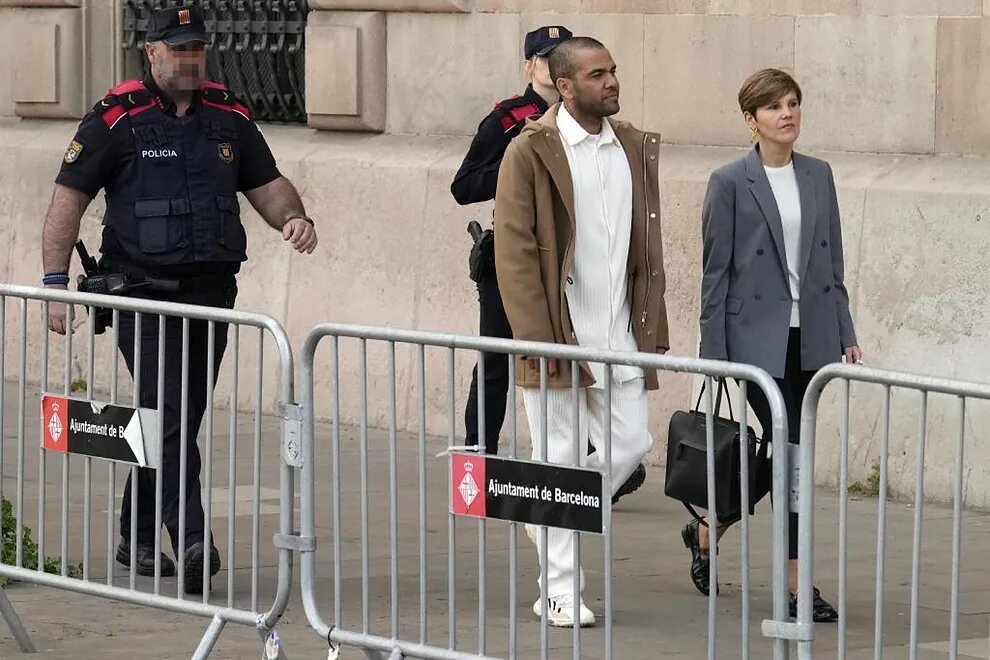 Dani Alves, en compagnie de son avocate Inés Guardiola, se présente au tribunal provincial de Barcelone. L'ancien footballeur s'est présenté ce jeudi car le vendredi 29 mars est férié en Espagne. Dani Alves, en compagnie de son avocate Inés Guardiola, se présente au tribunal provincial de Barcelone. L'ancien footballeur s'est présenté ce jeudi car le vendredi 29 mars est férié en Espagne.