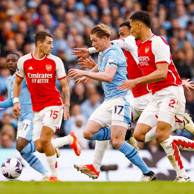 Premier League: Liverpool profite du nul entre City et Arsenal
