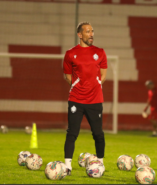Un entraîneur, des ballons et puis c'est le néant . Des salaires grassement versés  pour zéro rendement  !  c'est le Wydad actuel après huit saisons d'hégémonie. C'est la fin d'un cycle . C'est tout à fait normal.  Cela devait arriver un jour . Ibn Khaldoun a déjà analysé la théorie de l'Ascension et la Décadence !