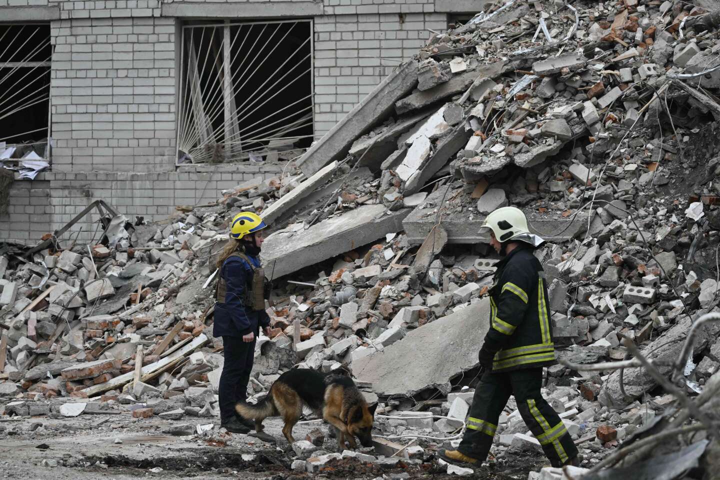 Ukraine: 17 morts dans une frappe russe sur une grande ville du nord Ukraine: 17 morts dans une frappe russe sur une grande ville du nord