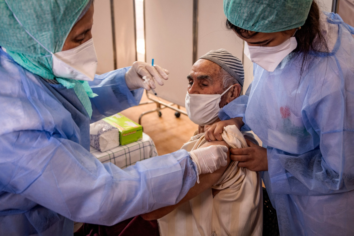 Photo archive / Un homme âgé reçoit une dose du vaccin contre le Covid-19 dans un centre de la ville de Salé, au Maroc, le 29 janvier 2021.