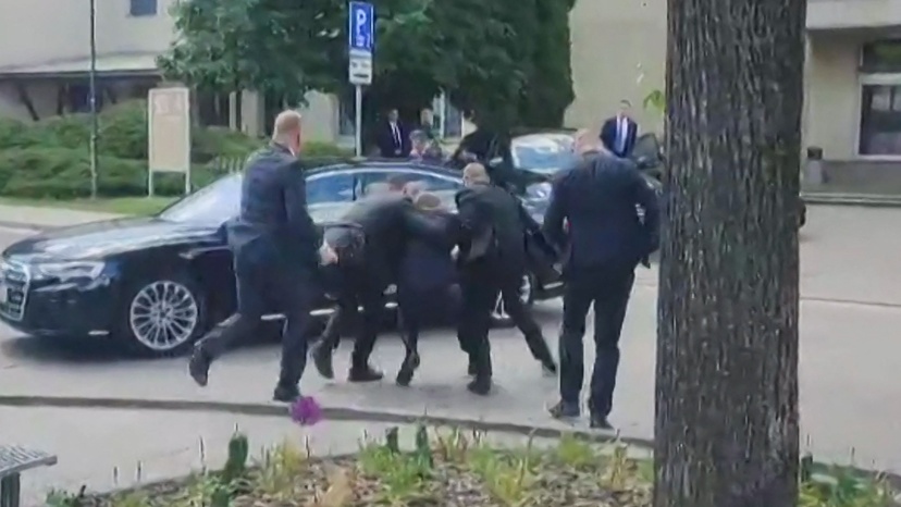 Le Premier ministre slovaque, blessé par balle, "entre la vie et la mort" Le Premier ministre slovaque, blessé par balle, "entre la vie et la mort"
