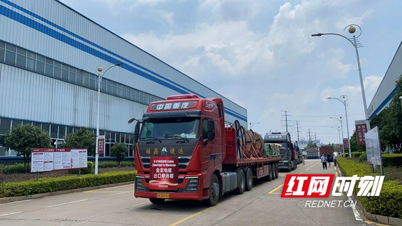 Les marchandises sont chargées sur des camions et acheminées vers le port pour être chargées sur le navire marchand.