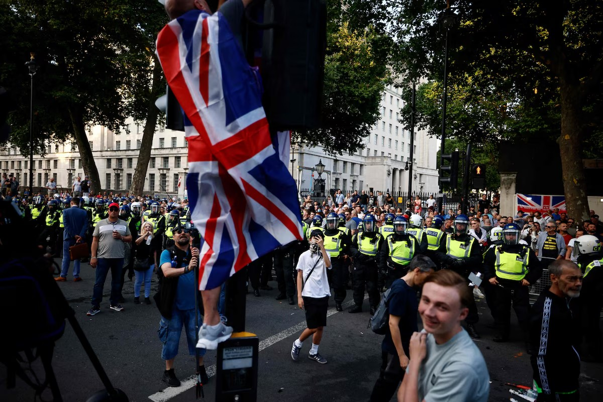 Royaume-Uni: réunion de crise à Downing Street après un week-end d'émeutes d'extrême droite Royaume-Uni: réunion de crise à Downing Street après un week-end d'émeutes d'extrême droite