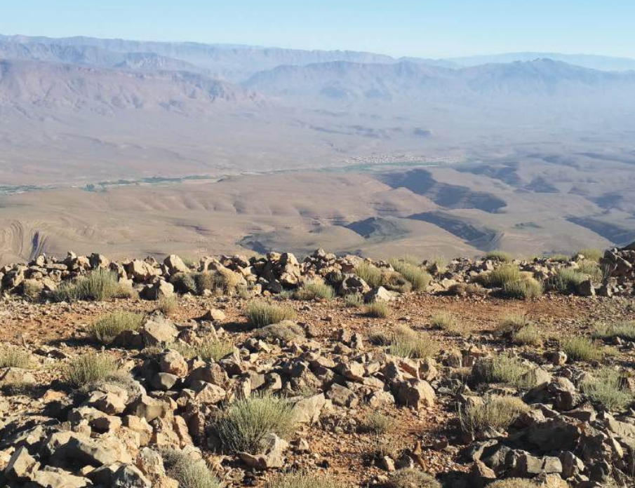 Vue depuis le sommet du Baddou sur le village d’Assoul, siège de la zaouïa de Sidi Bou Yaaqoub. (© A. Skounti). Vue depuis le sommet du Baddou sur le village d’Assoul, siège de la zaouïa de Sidi Bou Yaaqoub. (© A. Skounti).