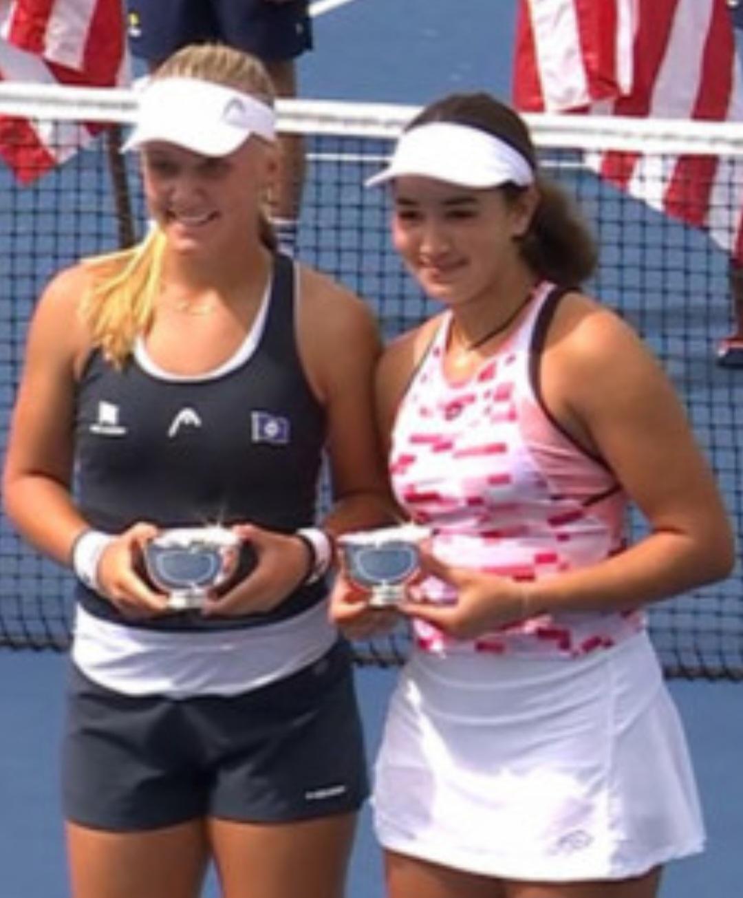 Makak avec sa partenaire et les sacres. Makak avec sa partenaire et les sacres.