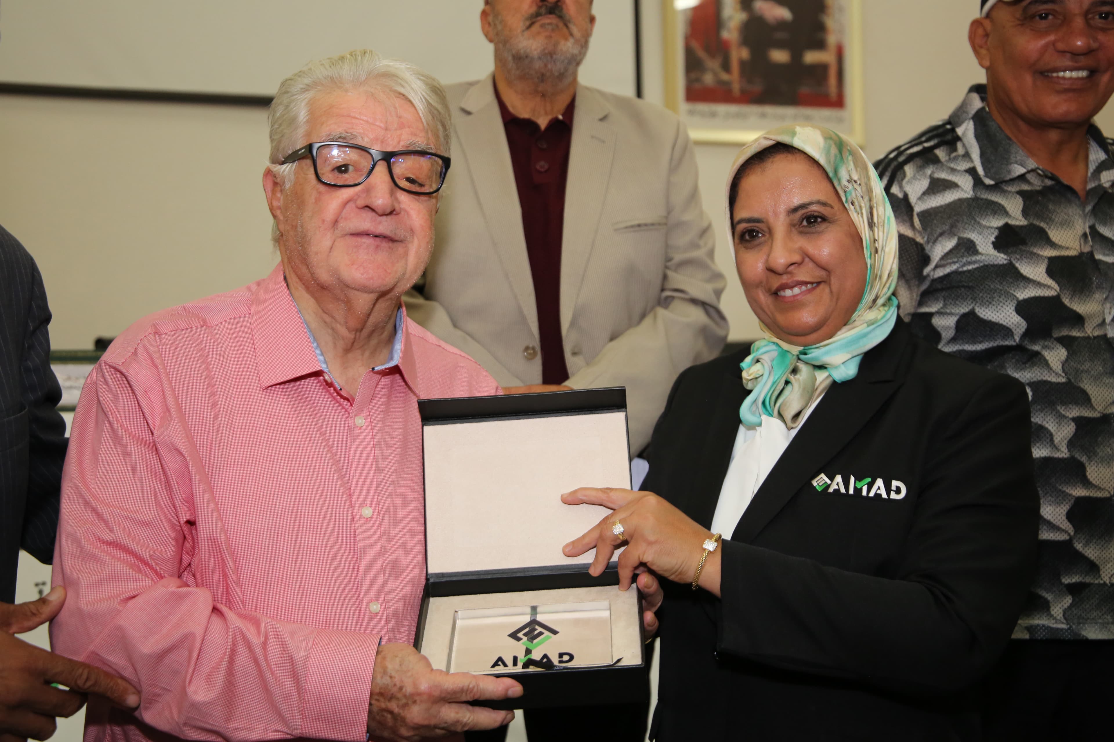 Dr Fatima Abouali (AMAD) rendant hommage au Doyen des journalistes sportifs marocains, M. Abdellatif Chraibi. Dr Fatima Abouali (AMAD) rendant hommage au Doyen des journalistes sportifs marocains, M. Abdellatif Chraibi.