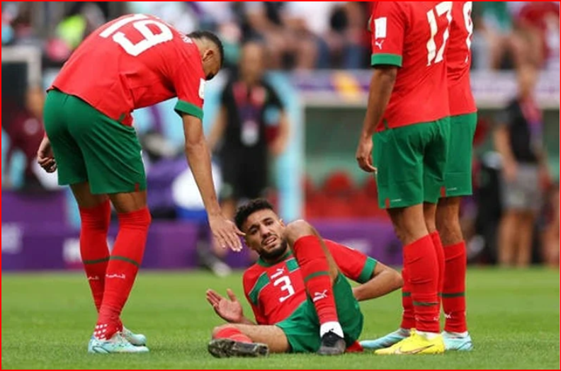 Énorme coup dur pour Mazraoui: il devra s'éloigner des terrains pour une période de 10 semaines ! Énorme coup dur pour Mazraoui: il devra s'éloigner des terrains pour une période de 10 semaines !