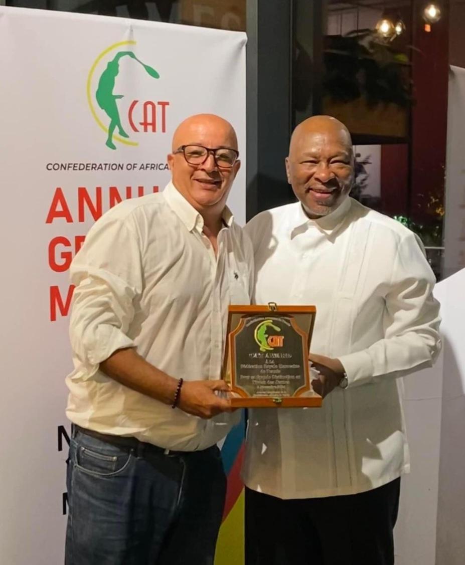 Aziz Laarraf recevant le trophée des mains du président de la CAT.