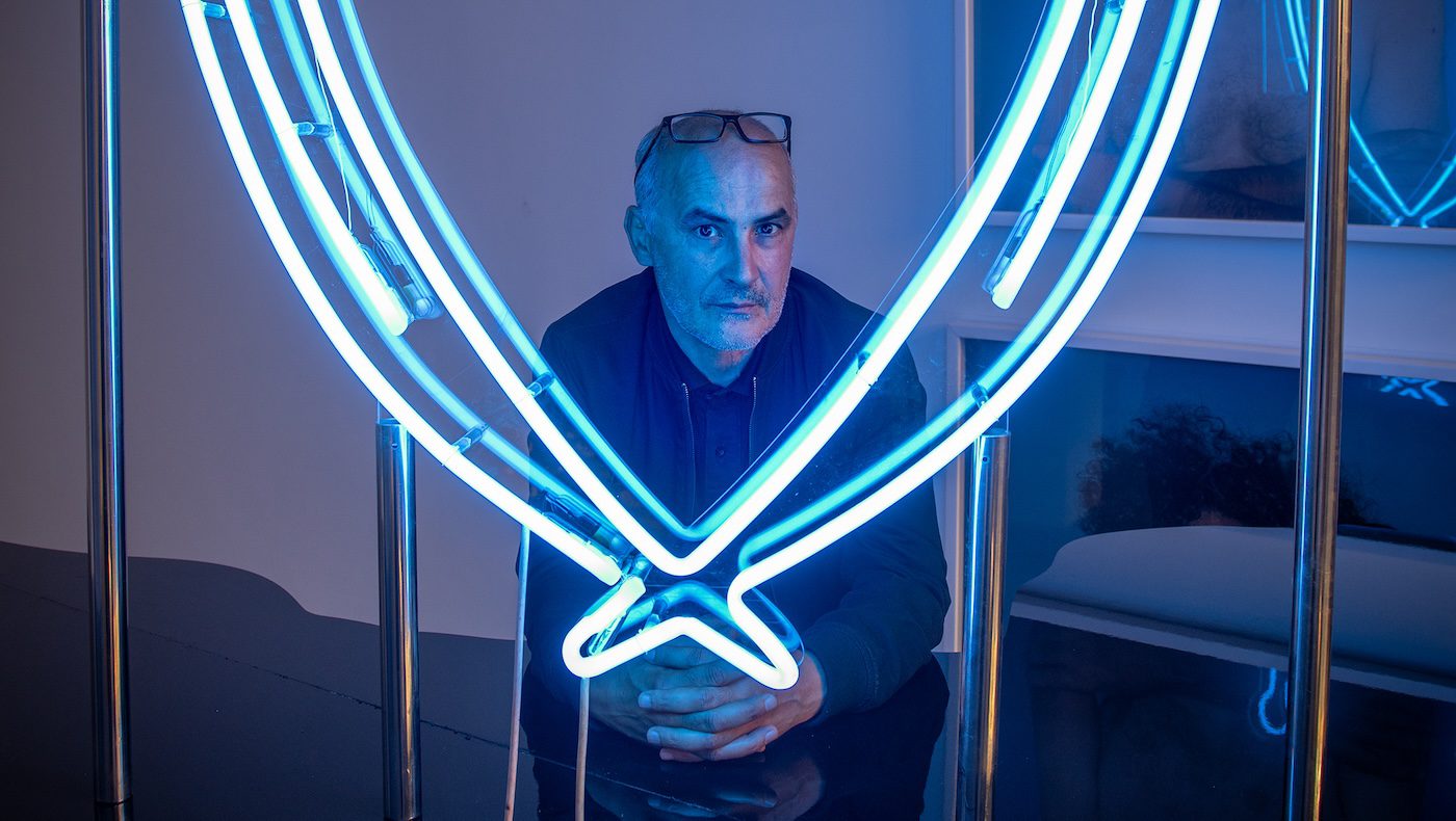 Il se moque de l’art avec beaucoup de sérieux. Il se moque de l’art avec beaucoup de sérieux.