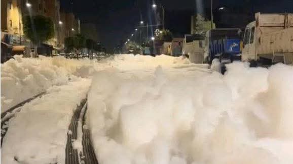 Casablanca : Une mystérieuse mousse blanche envahit les rues de Sidi Bernoussi Casablanca : Une mystérieuse mousse blanche envahit les rues de Sidi Bernoussi