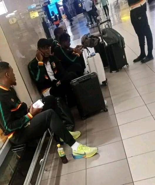  (Q) CDM 26. Zone Afrique: Les Lions Indomptables passent la nuit dans l'aéroport de transit vers Johannesbourg !