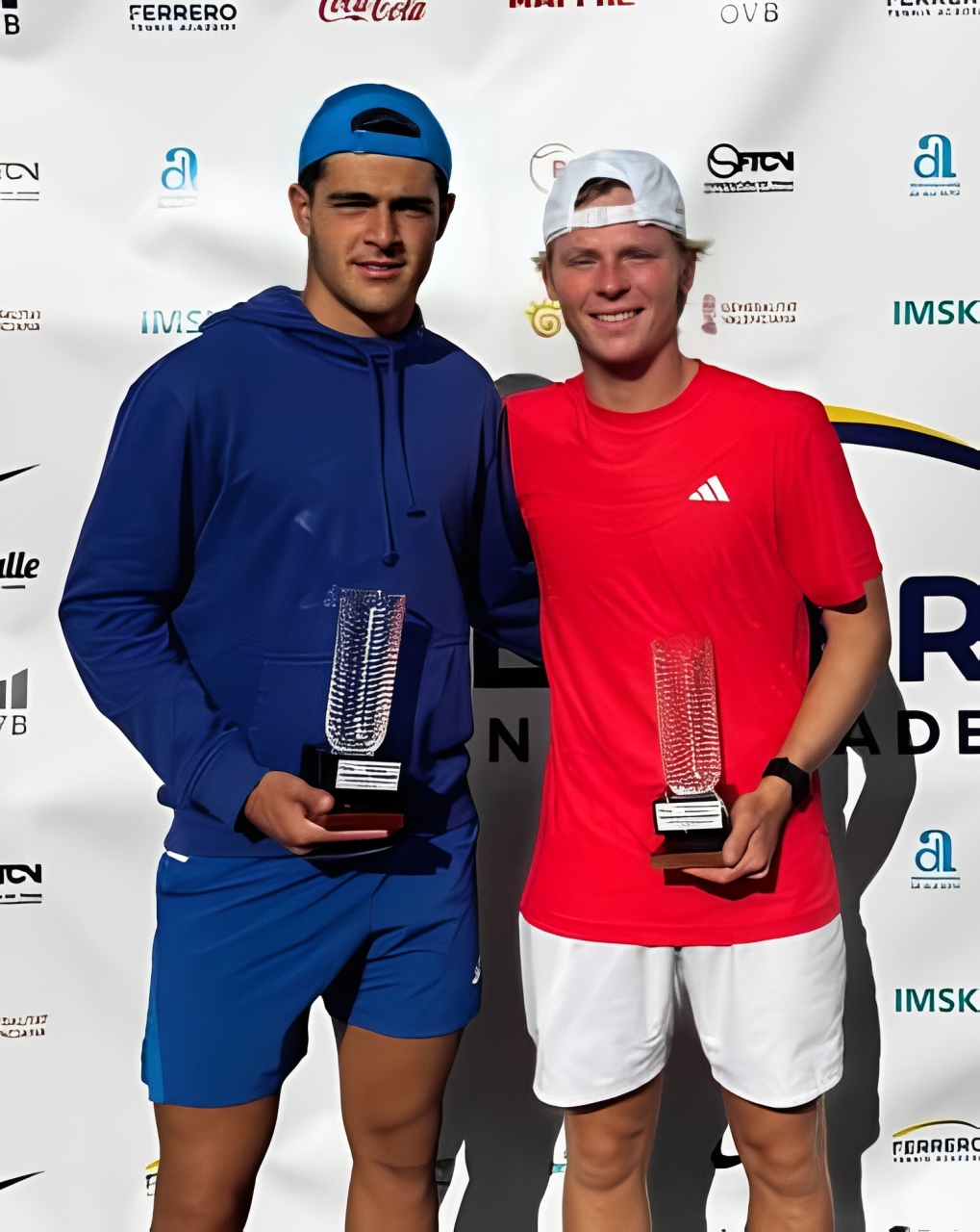 Karim, finaliste en simple et vainqueur en double.