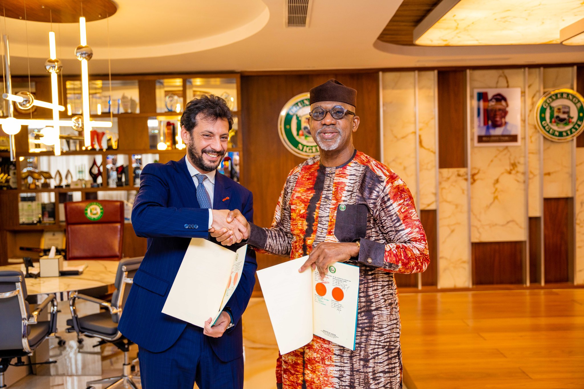 À droite: le gouverneur de l'Etat d'Ogun Dapo Abiodun. À gauche: le Vice-Président Afrique de la Commission Afrique de la CGEM Ali Zerouali. Source: @DapoAbiodunCON