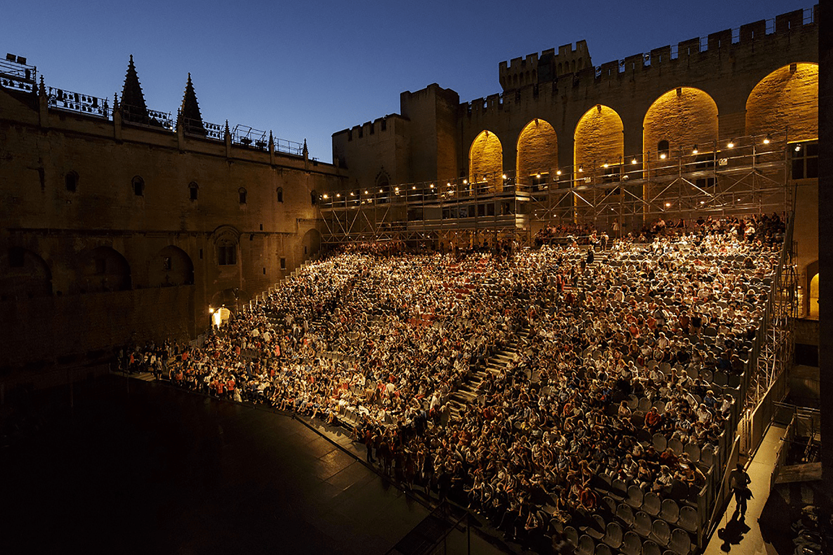 Cours d'honneur Palais des Papes pendant le Festival d'Avignon Cours d'honneur Palais des Papes pendant le Festival d'Avignon