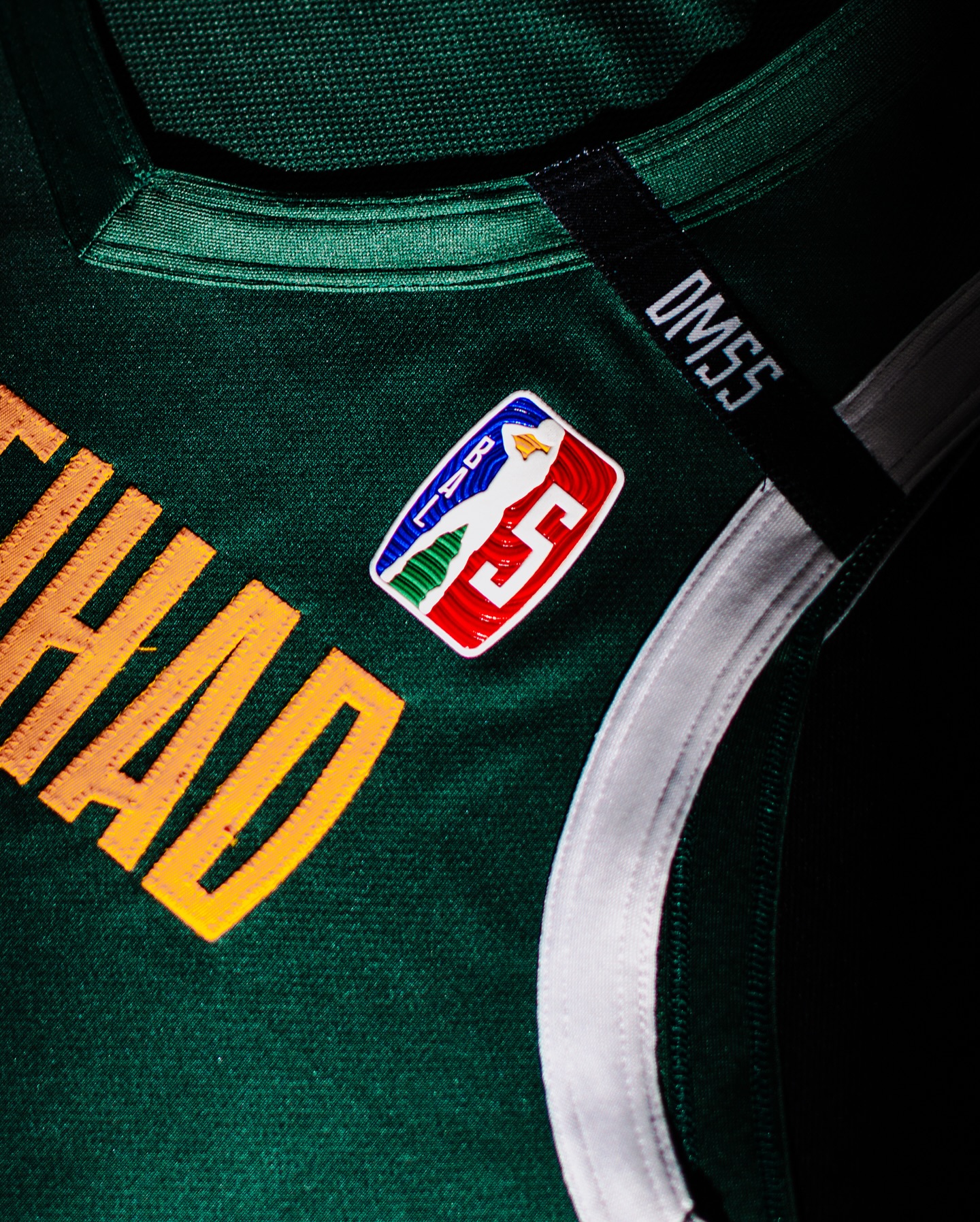 L'hommage du BAL à la légende de la NBA Dikembe Mutombo '' DM 55" floqué sur les maillots de toutes les équipes !