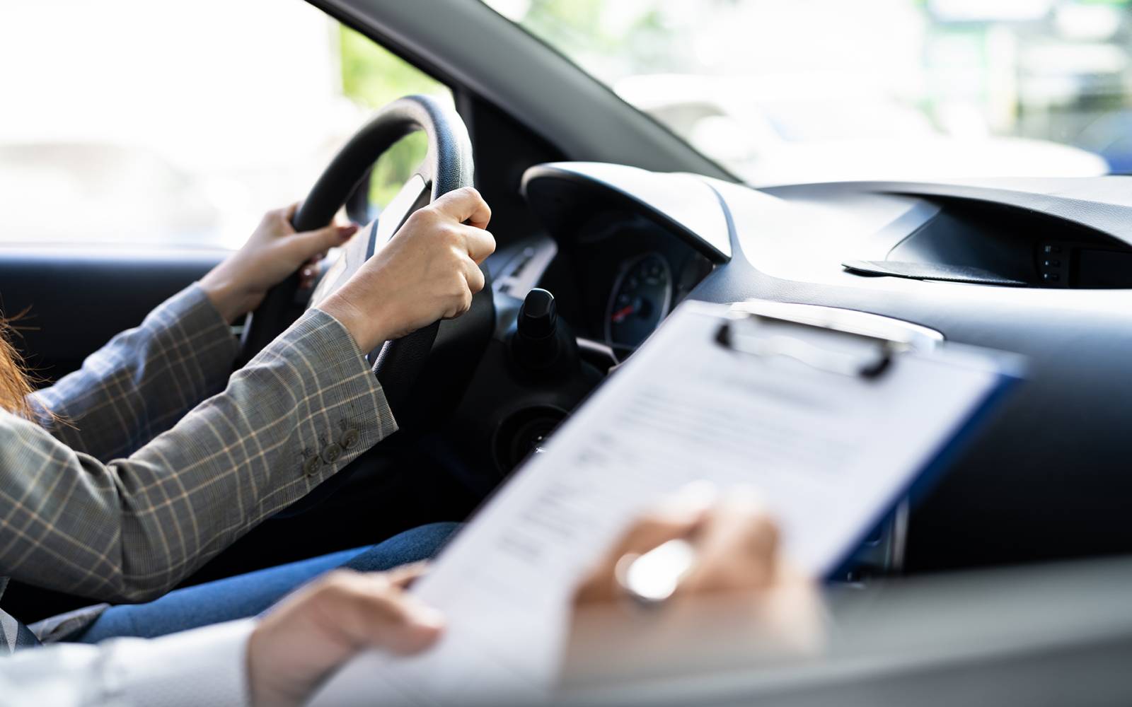 Permis de conduire : les professionnels réclament une formation spécifique pour les voitures automatiques