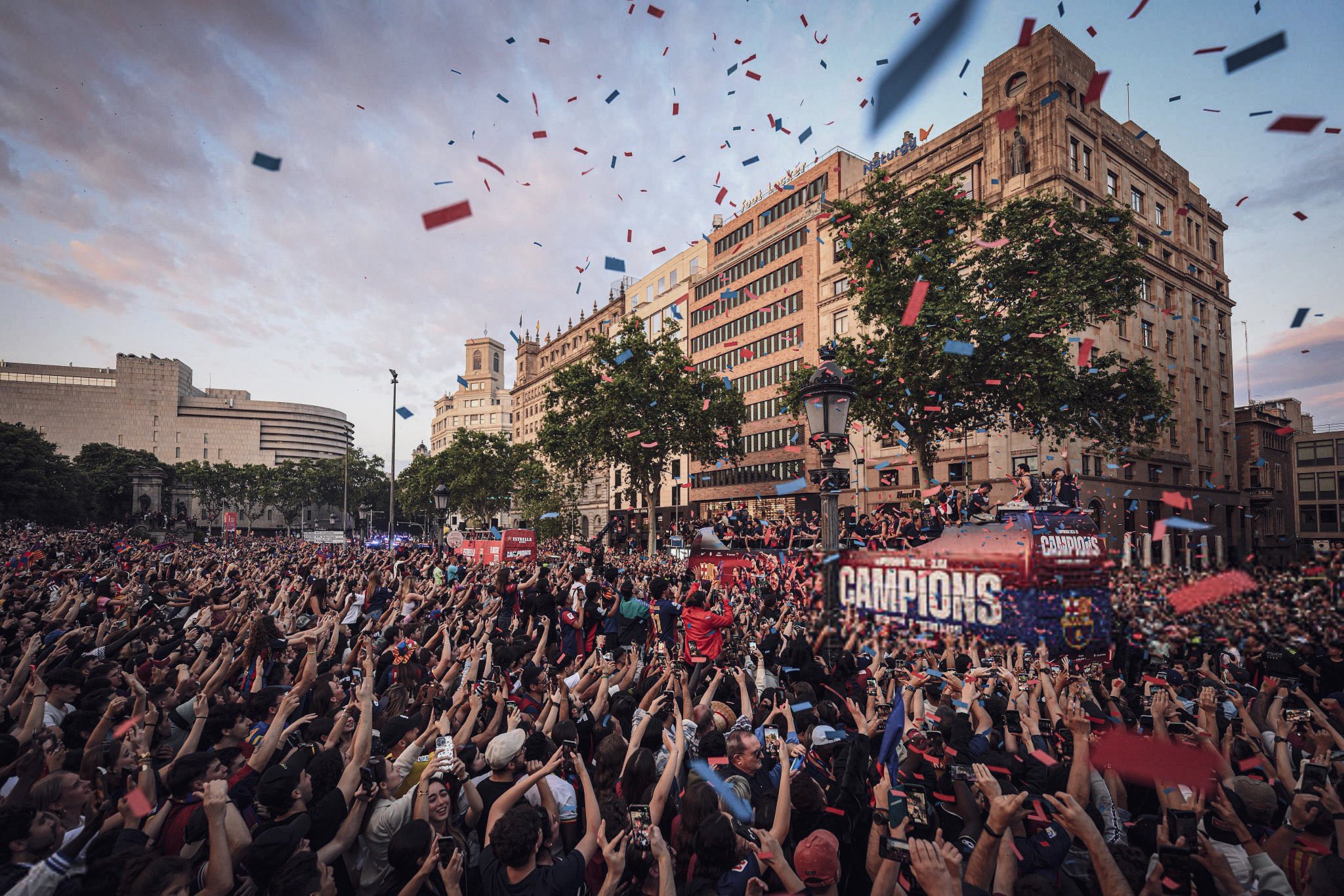 FC Barcelone : Les Catalans célèbrent leur titre dans les rues de la ville FC Barcelone : Les Catalans célèbrent leur titre dans les rues de la ville