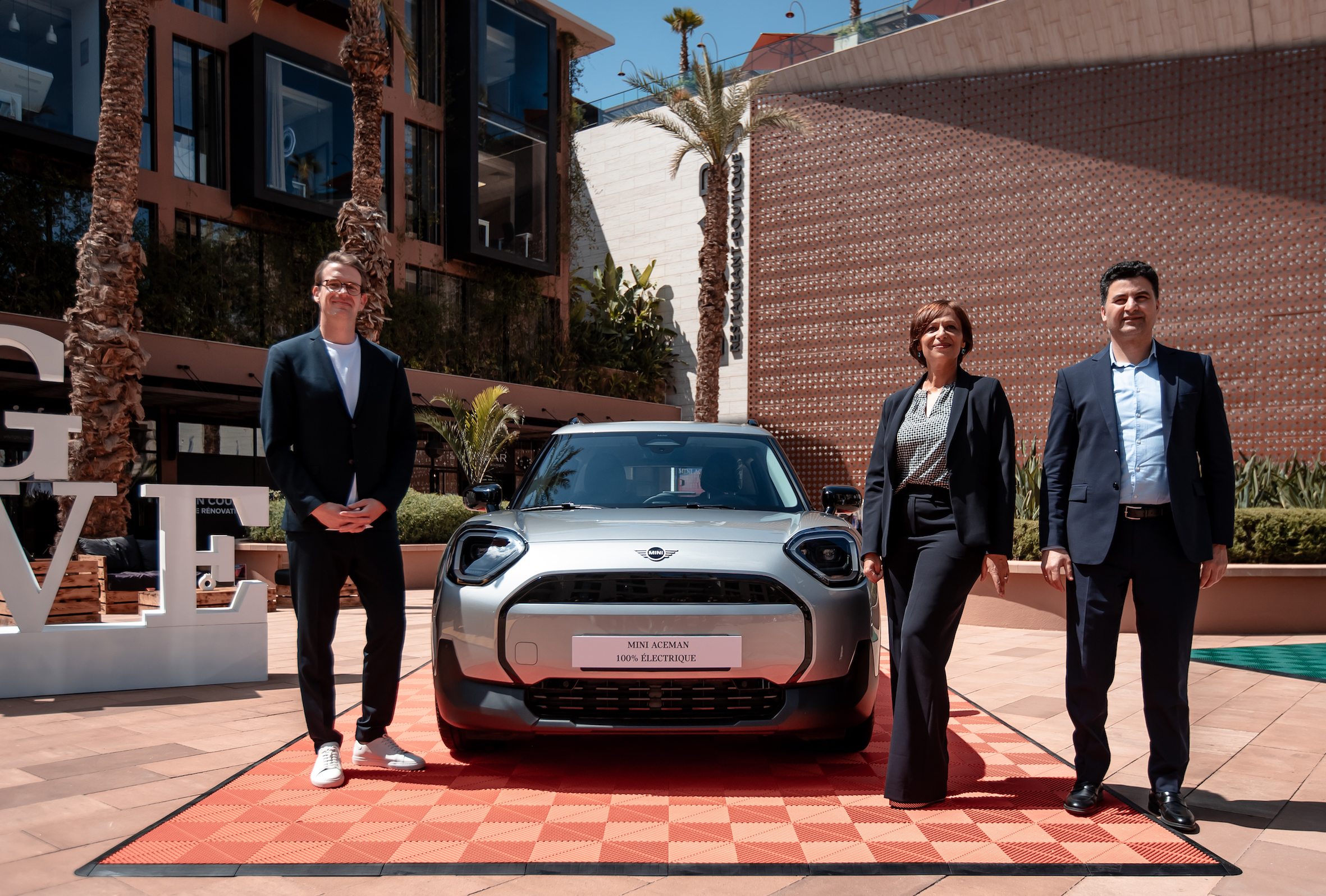 Au centre, Majdouline Chafai El Alaoui, Directrice des marques BMW et MINI chez Smeia et à droite, Ali Houari Directeur commercial BMW MINI Maroc, lors de la présentation de la nouvelle gamme MINI à Marrakech.