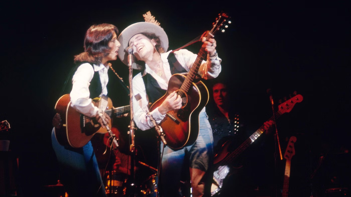 Joan Baez et Bob Dylan en 1975. « Certaines histoires n’on pas besoin de fin. Ni de nom. »