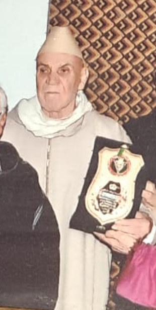 El Abed Laraki recevant la médaille du grand résistant du Haut-Commissariat aux anciens résistants du Maroc.
