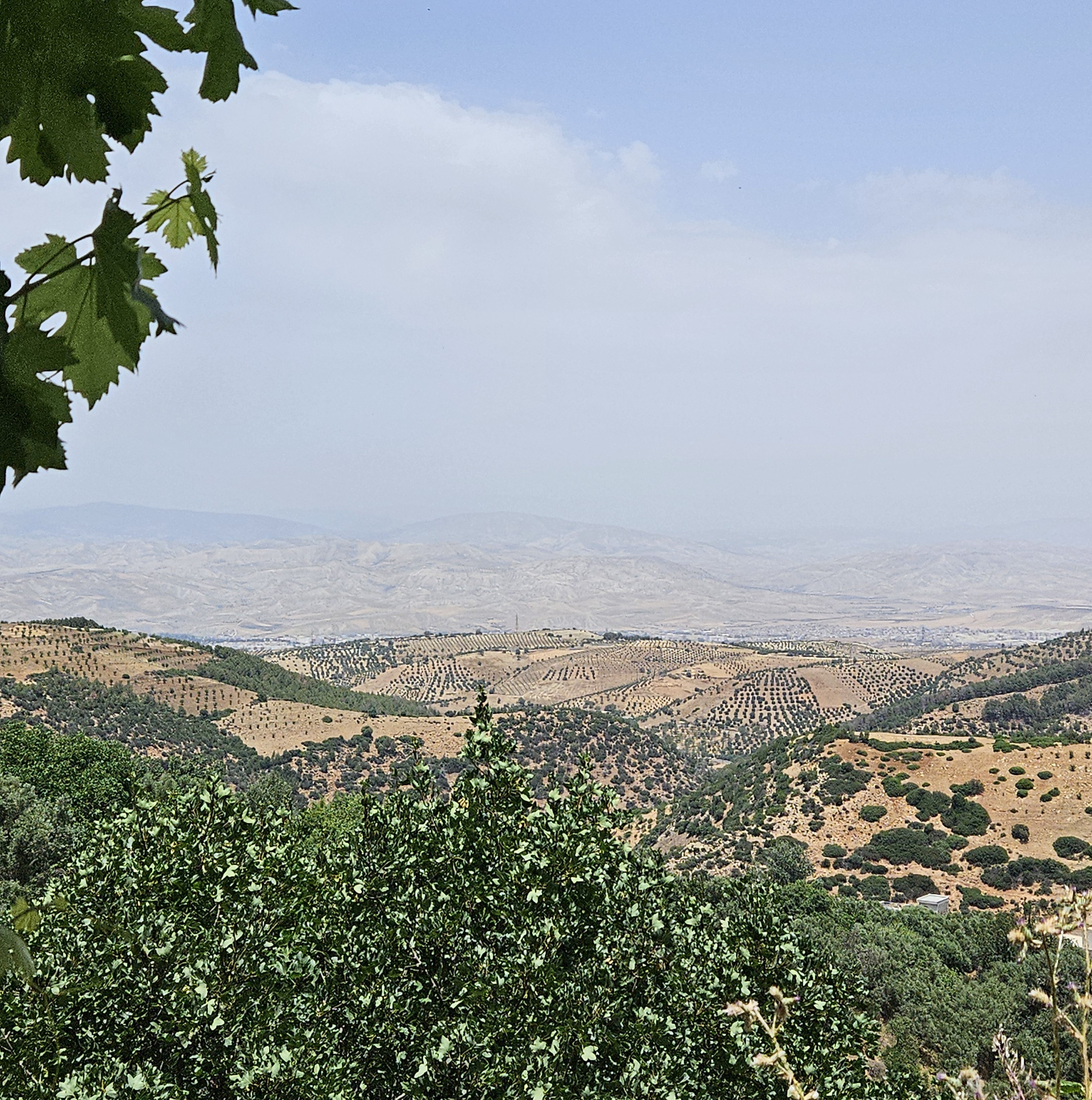 Une ville située entre les montagnes du Rif et du Moyen-Atlas