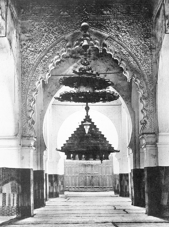 Le célèbre lustre en bronze dans la grande mosquée de Taza