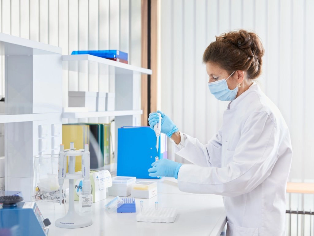 Chaque année, des milliers de Marocains envoient leurs échantillons biologiques à des laboratoires à l’étranger pour des analyses génétiques.