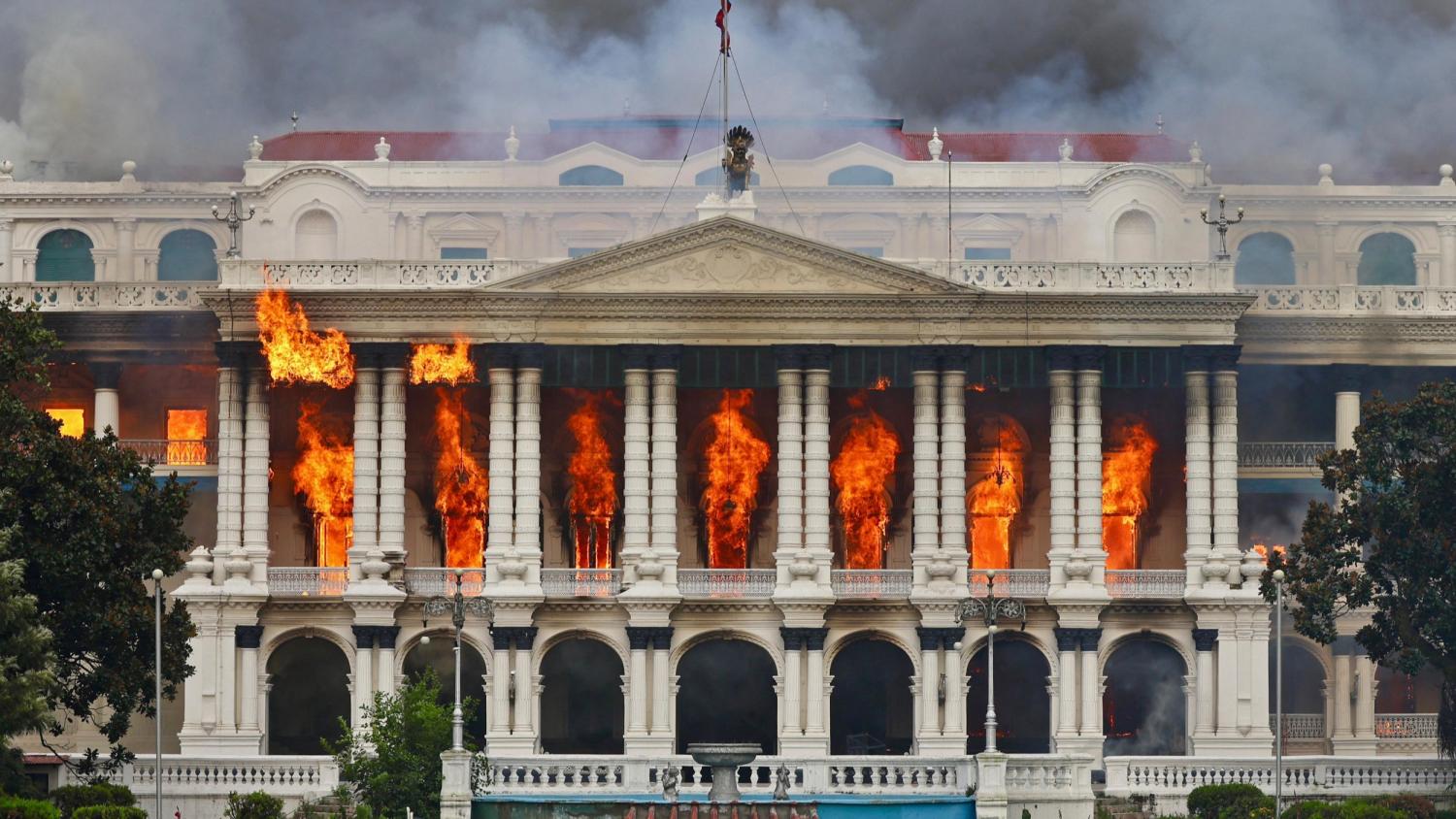 Le palais de Singha Durbar, qui abrite différents ministères du gouvernement népalais, a été incendié par des manifestants. [Anup OJHA / AFP]