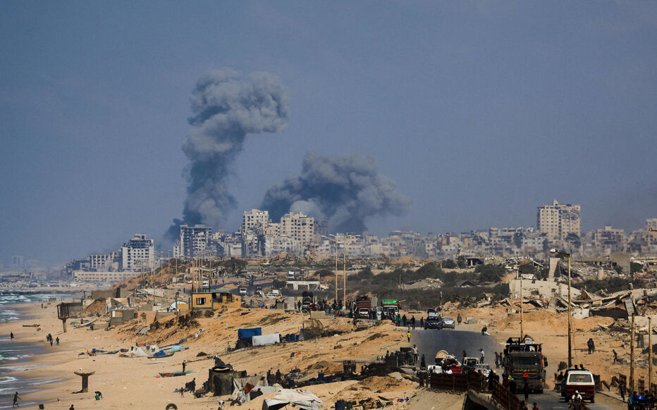 De la fumée après des frappes israéliennes sur Gaza-ville, le 28 septembre 2025. REUTERS/Dawoud Abu Alkas