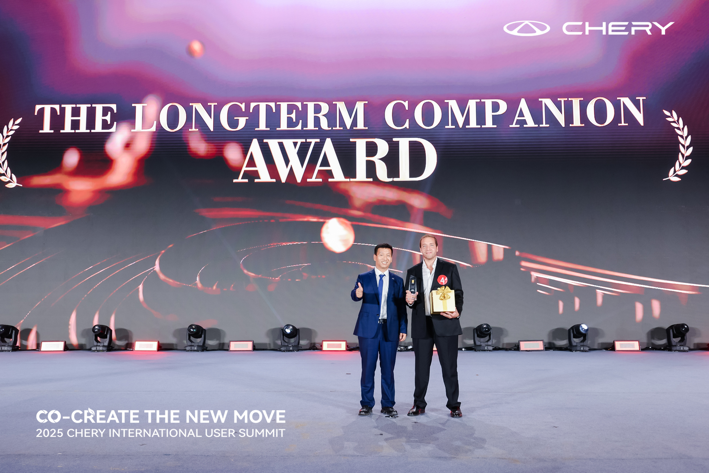 Le PDG de Chery Brand et vice-président exécutif de Chery International, M. Zhu Shaodong, a remis les prix aux utilisateurs.