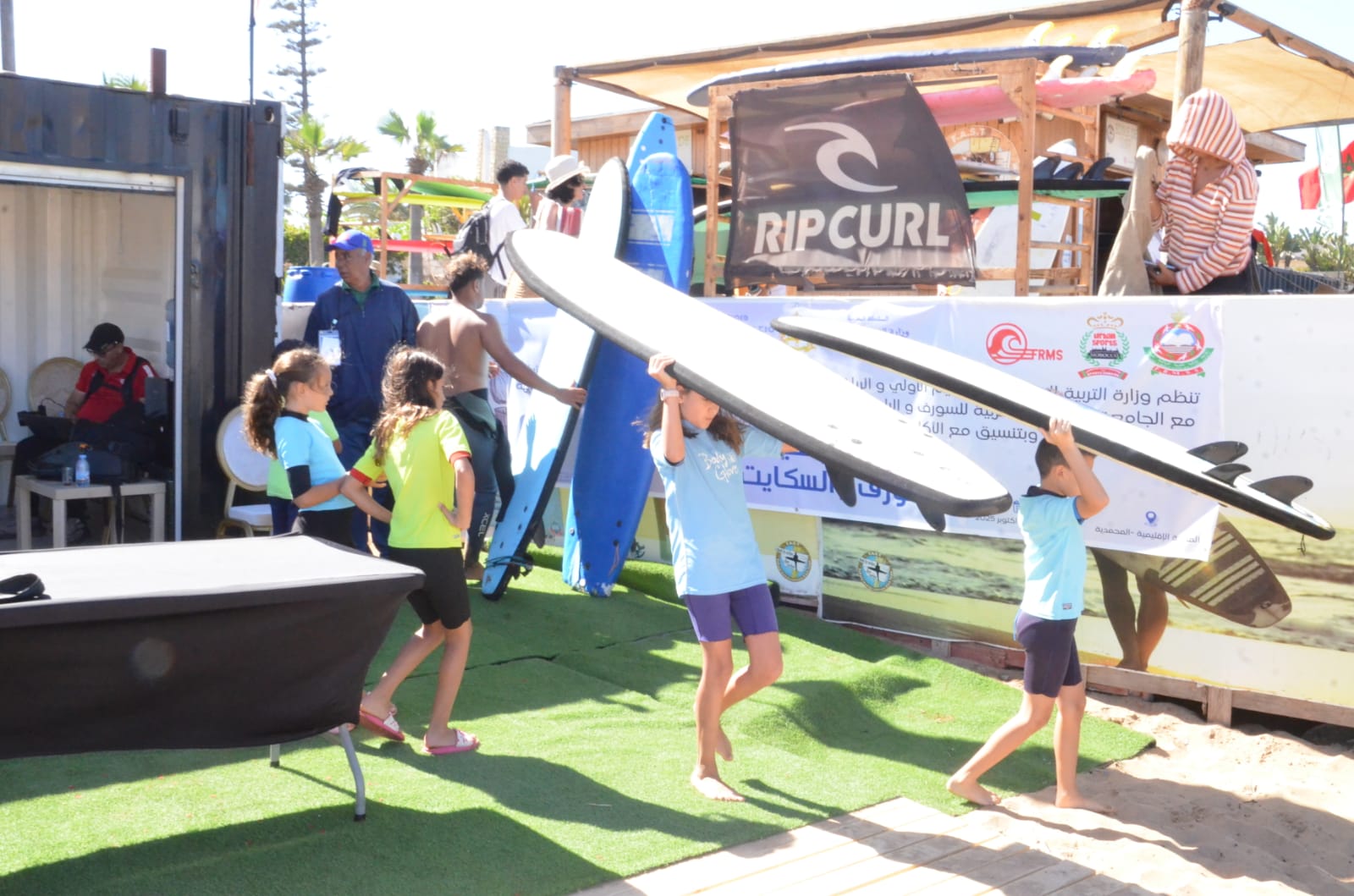 Les vagues de Mohammedia couronnent la jeunesse : Mehdi Abou Fath et Inass Akouri champions du Maroc scolaires de surf