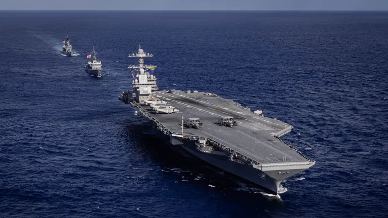 Le porte-avions USS Gerald R. Ford reste stationné au large des côtes marocaines.