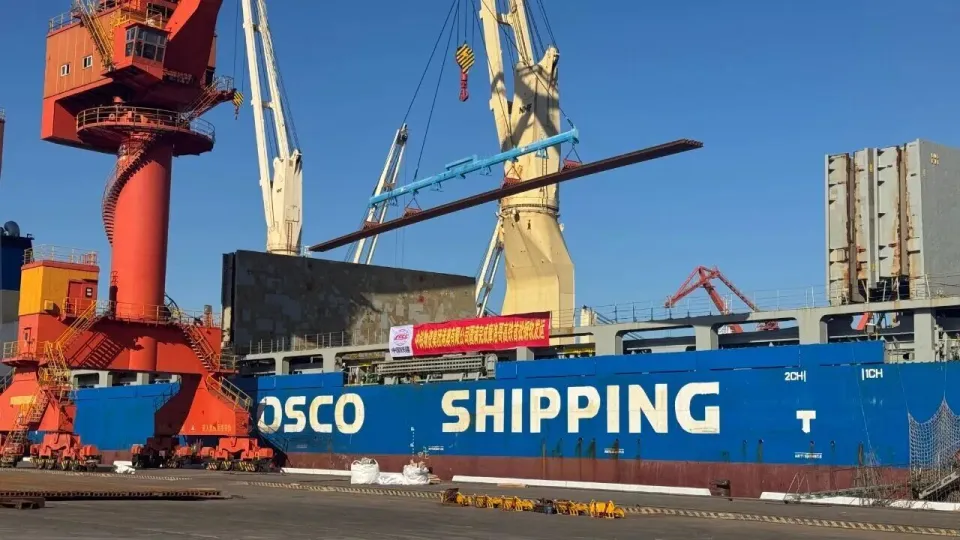 Chargement de 6 457 rails en acier à bord d’un navire à destination du Maroc.