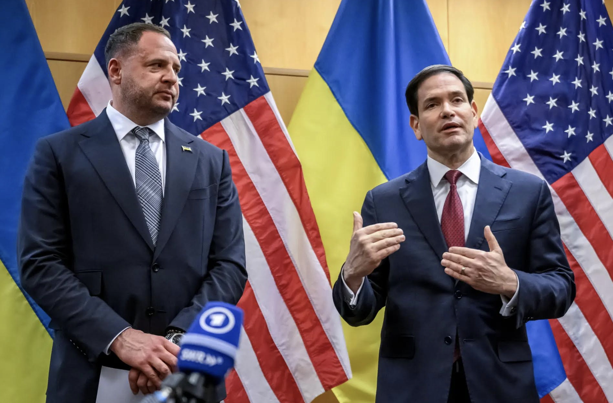 Le Secrétaire d’État américain Marco Rubio et le chef de cabinet de la présidence ukrainienne Andriy Yermak lors d’une conférence de presse à Genève, le 23 novembre 2025.