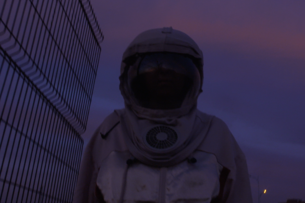 Avec « Don’t Let the Sun Go Up on Me », Asmae El Moudir explore l’ombre et la résilience