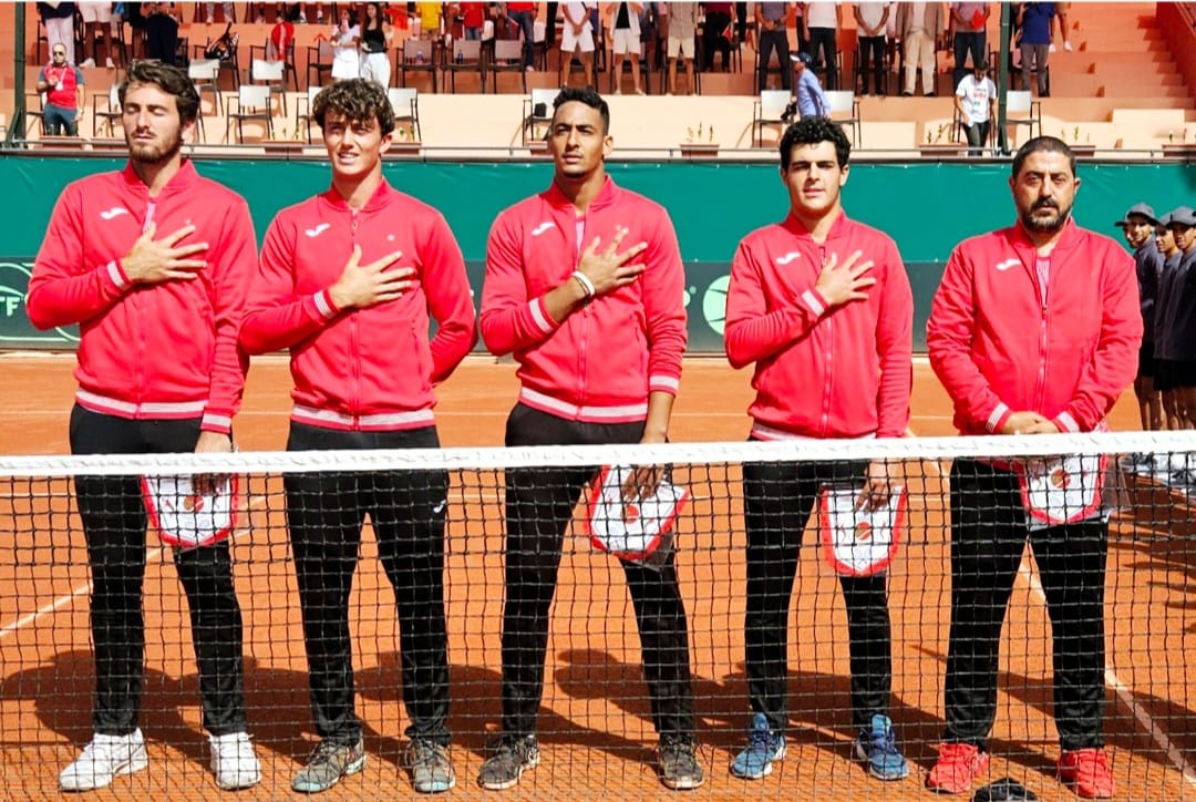 À gauche,  Elliot Benchetrit avec l'équipe nationale de Coupe Davis