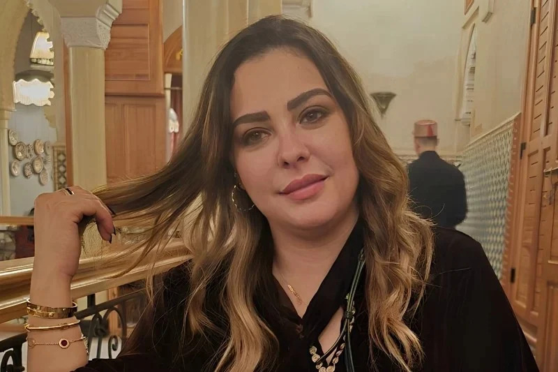 Affaire Soukaina Benjelloun: l'influenceuse toujours derrière les barreaux, le retrait de la plainte incertain  