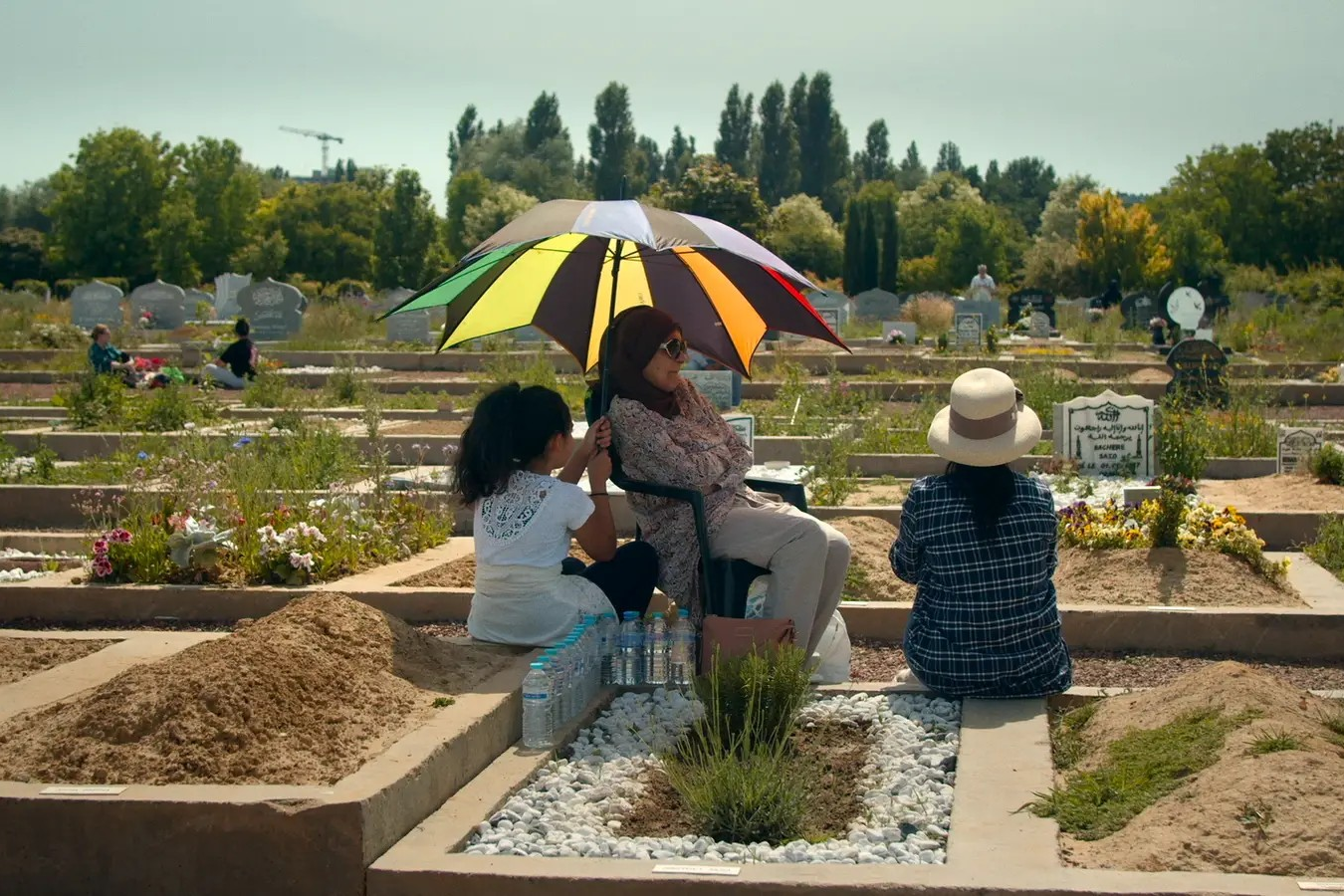 Karima Saïdi explore le deuil et l’humanité partagée dans « Ceux qui veillent »