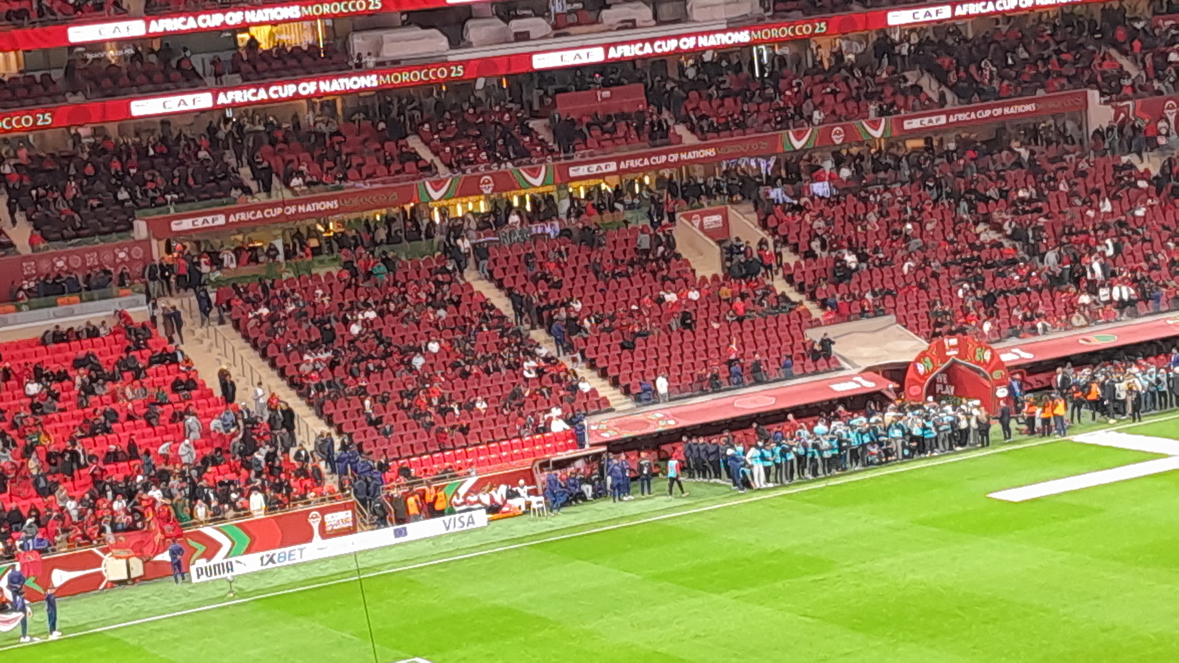 La tribune VIP était partiellement vide, cela étant certainement dû au marché noir.