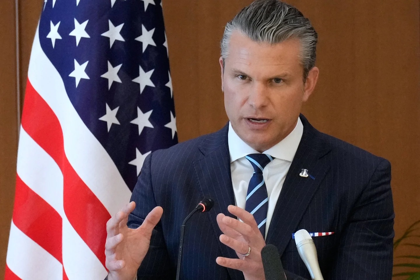 Photo Archives : Le secrétaire américain à la Défense, Pete Hegseth, s’exprime lors d’une conférence de presse à Tokyo, le 29 octobre 2025. (Photo Eugene Hoshiko / POOL / AFP)