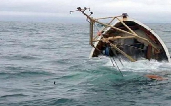 Tarfaya: Une embarcation artisanale avec 14 pêcheurs à bord détruite par des vagues géantes