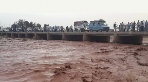 Inzegane: Sauvetage de 5 personnes bloquées à l'embouchure de l'Oued Souss (vidéo)