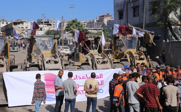 Des Palestiniens se rassemblent alors que le personnel de la municipalité de Gaza se prépare à déployer des bulldozers pour dégager les décombres de la ville de Gaza.