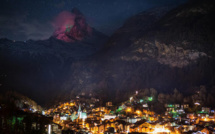 Le drapeau marocain enveloppe le mont Cervin en Suisse