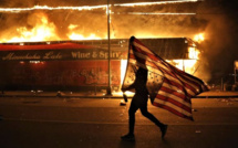 Entre émeutes et rassemblements pacifiques, les Etats-Unis plongent dans le chaos