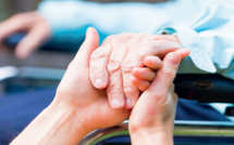 Aides-soignants : pénurie de «petites mains» aux petits soins