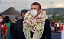 Macron recouvert de fleurs en Polynésie