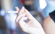 La vidéo d’une femme qui passe une cigarette à un enfant fait scandale
