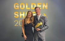 Foot:Lewandowski reçoit le Soulier d'or et remercie son épouse